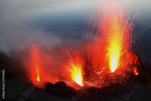 Eruption aus drei Kratern am Stromboli