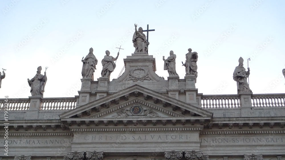 basilica san giovanni statues