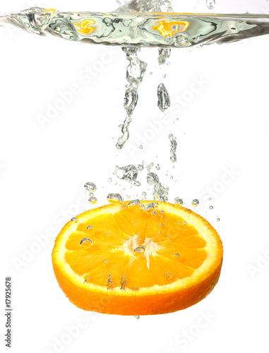 Fototapeta Naklejka Na Ścianę i Meble -  Splashing orange in water
