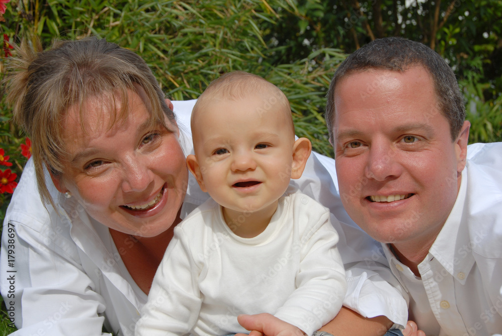 Fototapeta premium Familienporträt - Junge Familie mit Baby -