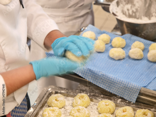 professioneller Koch, der Kartoffelknödel macht © Lucky Dragon