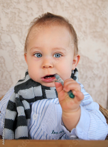 Premières dents - Bébé mordant dans un stylo feutre photo