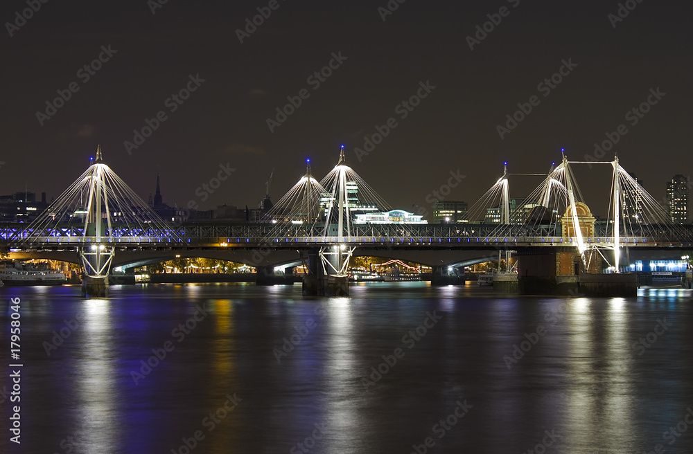 Obraz premium The Jubilee Bridge in London at night