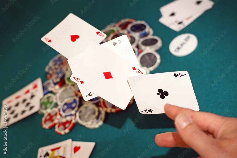 Obraz premium joueur jetant son carré d'as victorieux - poker