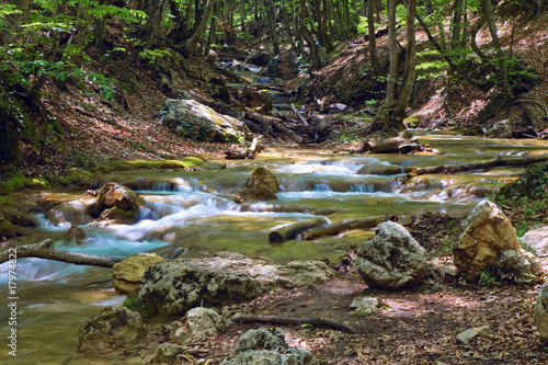 Fotografija ripples on mountain river