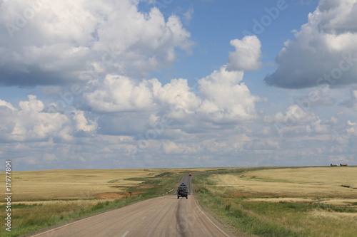 Einsame Fahrzeuge in der Steppe - Kasachstan