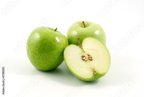 Due mele verdi con fetta