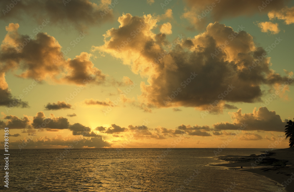 Obraz premium Cloudscape over Ocean and Island at Sunset