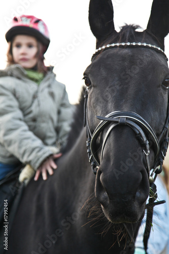 Kind sitzt auf dem Pferd / Gaul