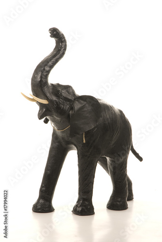 Figura de elefante en piel natural