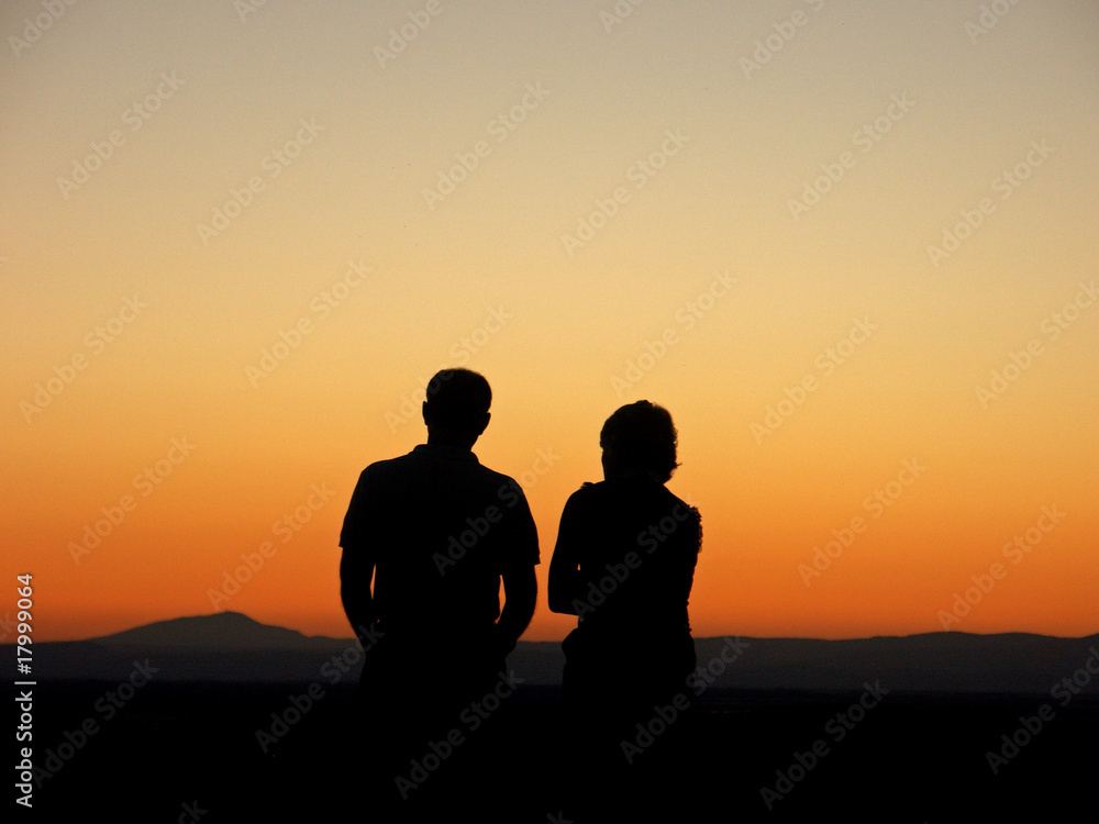 couple contemplation coucher soleil couple contemplation coucher soleil