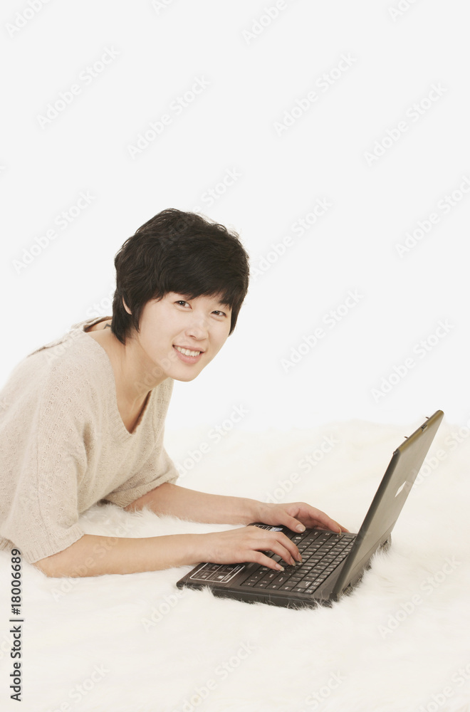 操作电脑的女人 操作电脑的女人