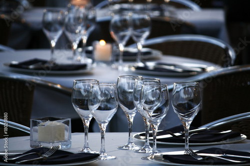 Bicchieri sulla tavola al ristorante photo