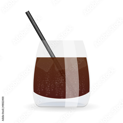 colaglas mit eiswürfeln und strohhalm