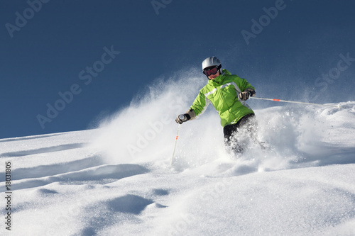 Skifahrerin im Tiefschnee