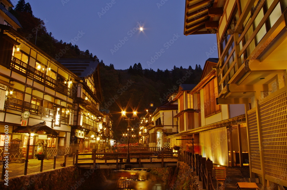 Fototapeta premium 夜の銀山温泉