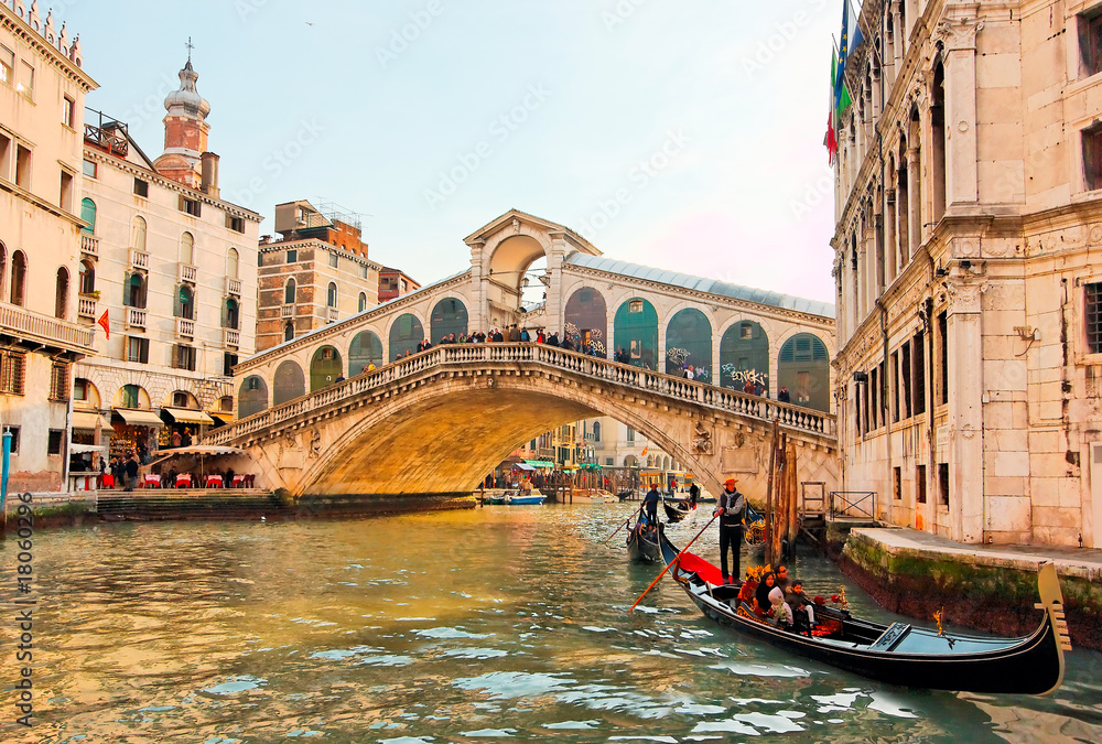 Fototapeta premium Detail of Rialto bridge in Venice