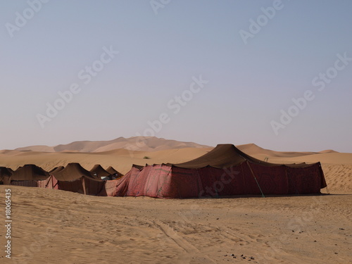 tentes berb  res au pied des dunes de Merzouga