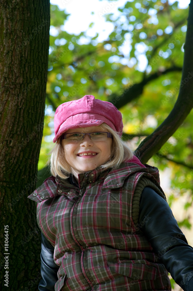 Kleines Mädchen am Baum Kleines Mädchen am Baum