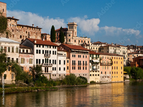 Blick auf Basano del Grappa über den Fluss Brenta © travelview