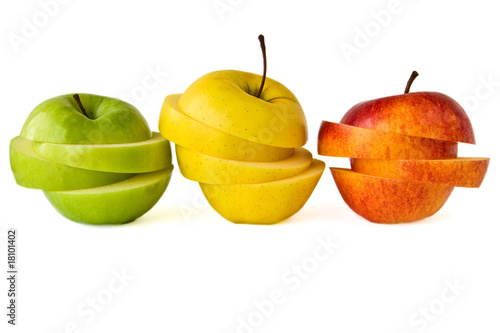Bunte aufgeschnitten Äpfel isoliert