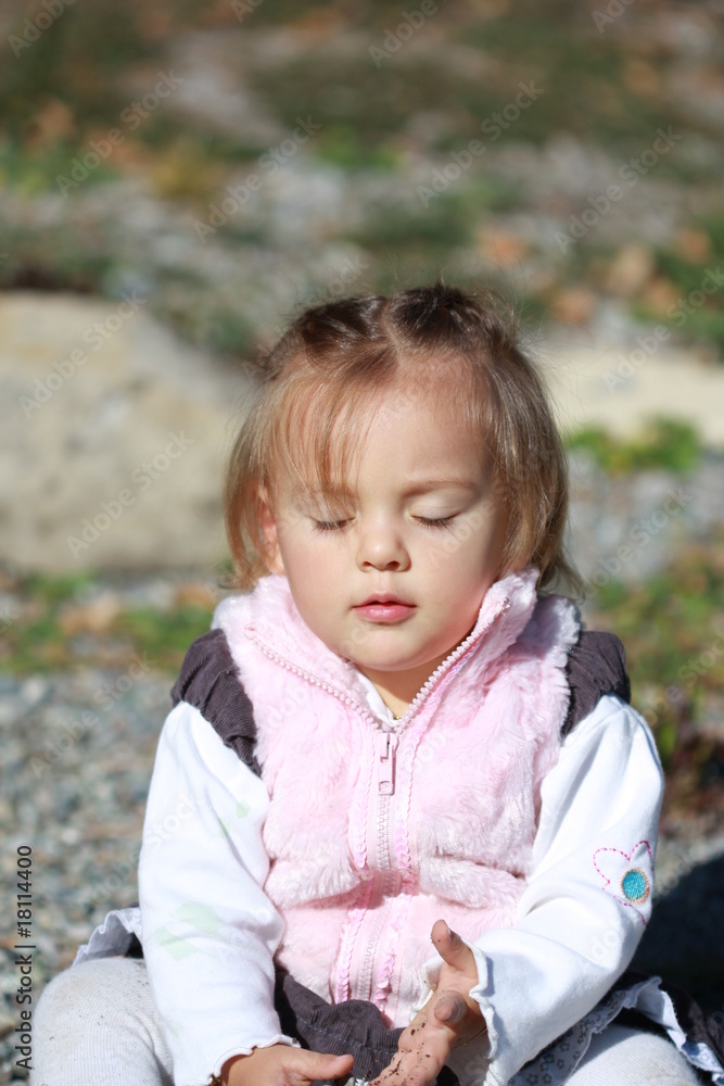 bébé fille de 15 mois fermant les yeux Stock Photo | Adobe Stock