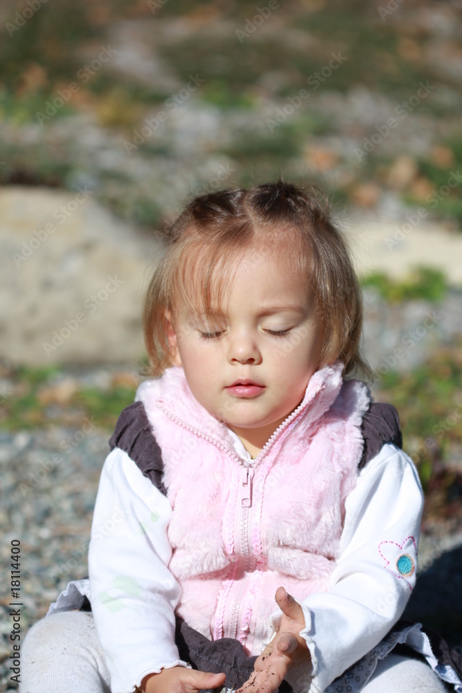 bébé fille de 15 mois fermant les yeux bébé fille de 15 mois fermant les yeux