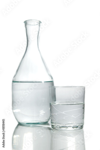 фотографія Bouteille et verre d'eau sur fond blanc