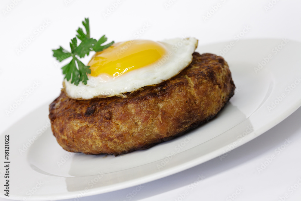 Frikadelle mit Spiegelei Frikadelle mit Spiegelei