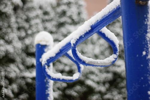 Obraz na płótnie 白雪覆盖的健身器械