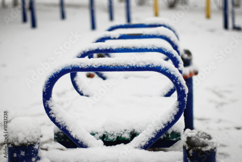 Obraz na płótnie 白雪覆盖的健身器械