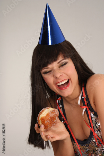 lachende Frau mit Pfannkuchen