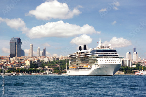 Cruise ship leaving from Istanbul © Faraways