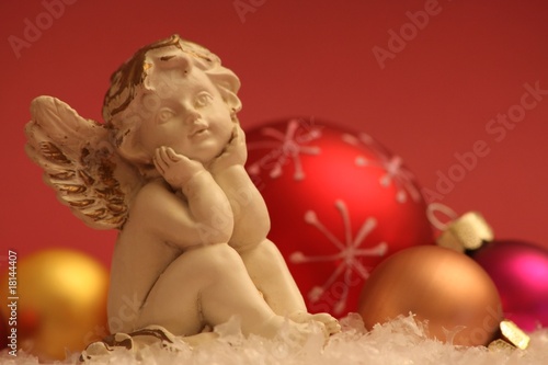 Weihnachtsengel mit Kugeln