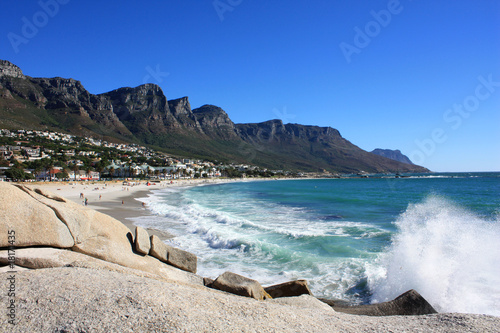 Wellen brechen sich am Strand von Camps Bay, Südafrika