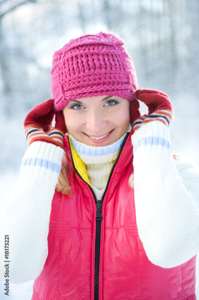 Frozen beautiful woman in winter clothing outdoors .... Frozen beautiful woman in winter clothing outdoors ....