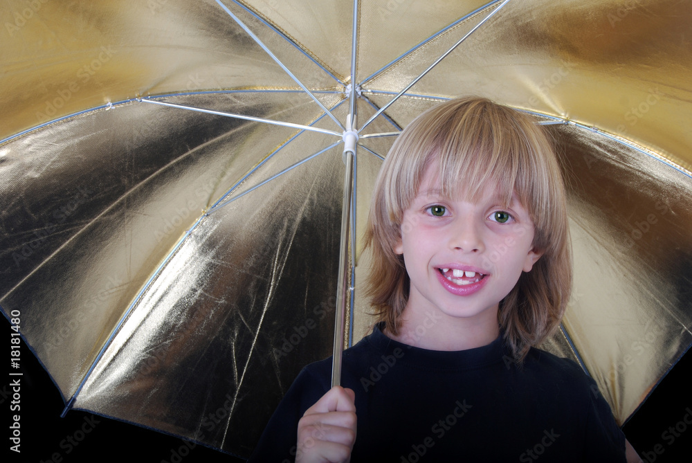 Fotografie Enfant sage sous parapluie doré