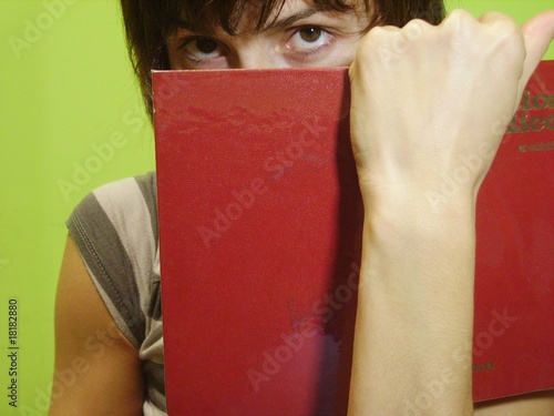 mujer con libro