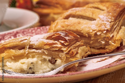 Quarkstrudel auf Teller mit Gabel