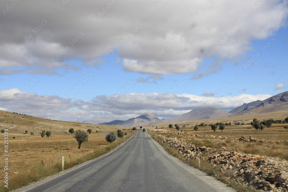 Einsame Straße in Zentralanatolien bei Kayseri - Türkei Einsame Straße in Zentralanatolien bei Kayseri - Türkei