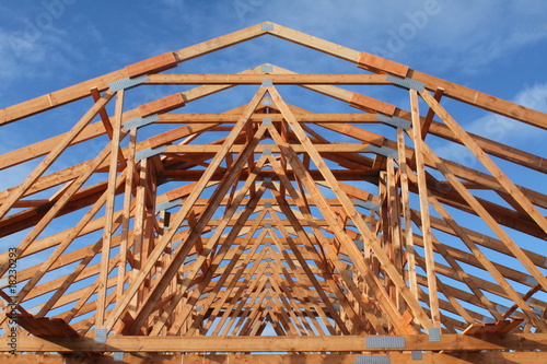 Dachstuhl mit blauem Himmel