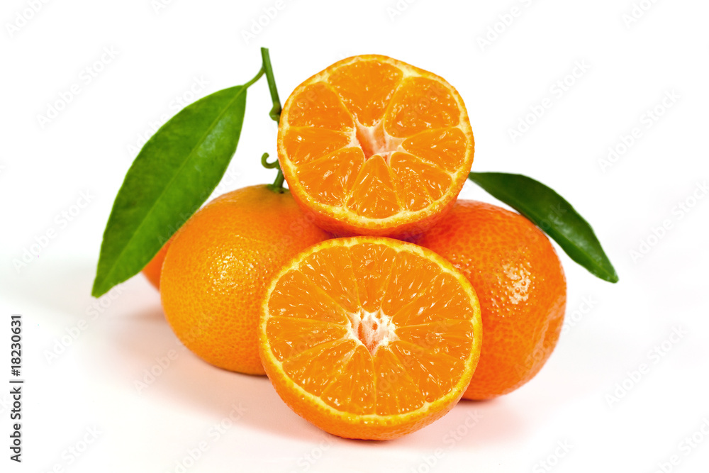 Frische Orangen-Mandarinen,freigestellt Frische Orangen-Mandarinen,freigestellt