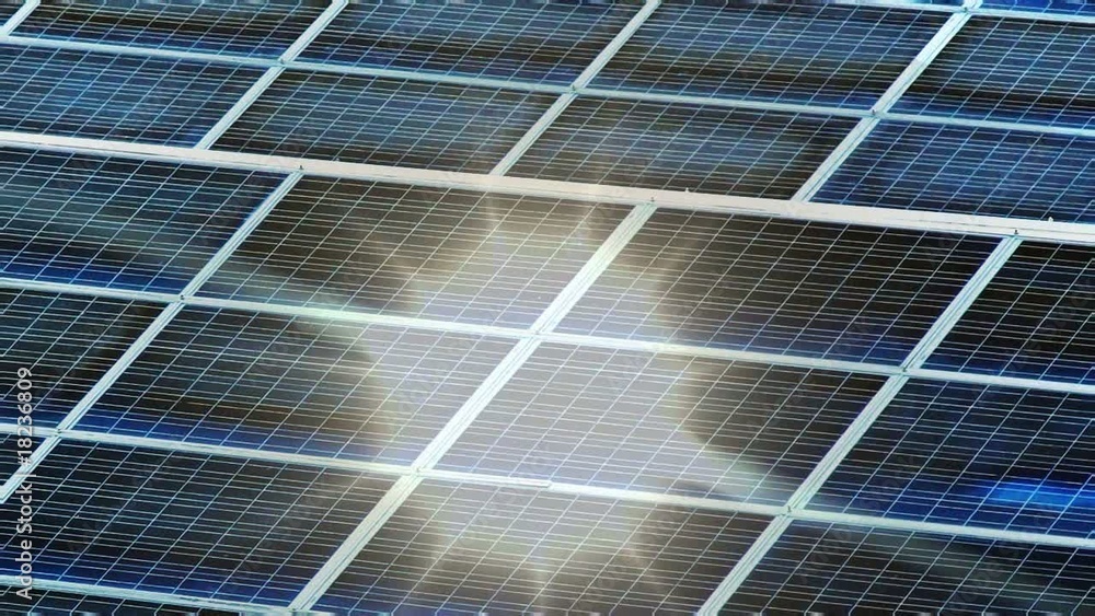 Soleil sur panneaux solaires.