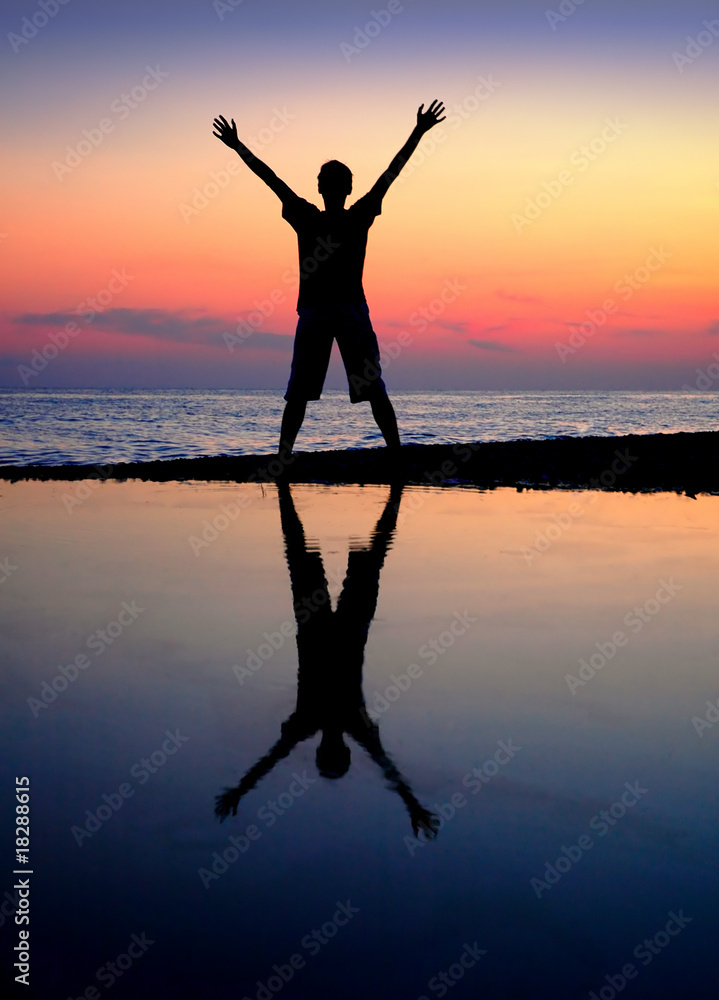 Fototapeta premium Silhouette standing men on sundown