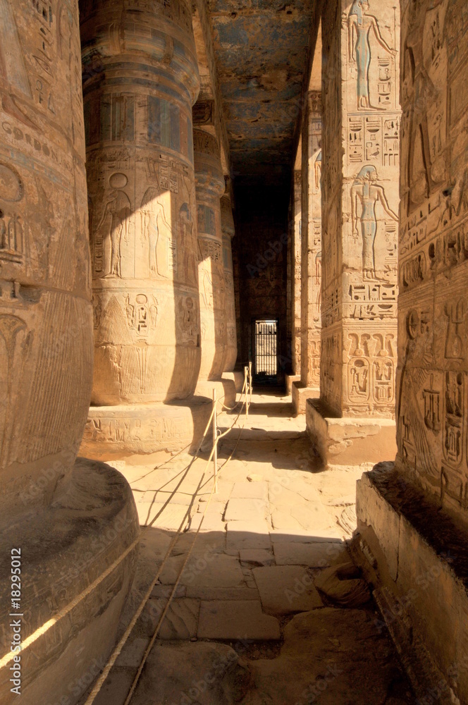 salle hypostyle d'un temple égyptien salle hypostyle d'un temple égyptien