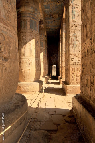 salle hypostyle d'un temple égyptien photo