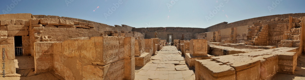 cours intérieure temple égyptien