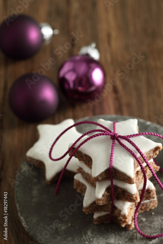 Weihnachten, Zimtsterne auf Holz