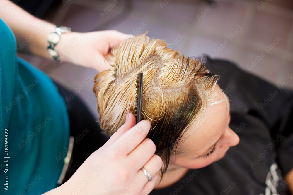 Naklejka premium besuch beim friseur