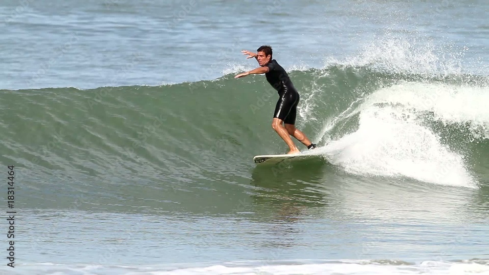 surfer en action sur une vague
